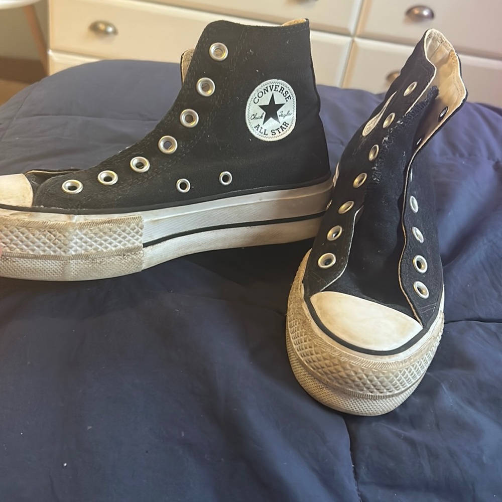 Black platform converse size woman, six.